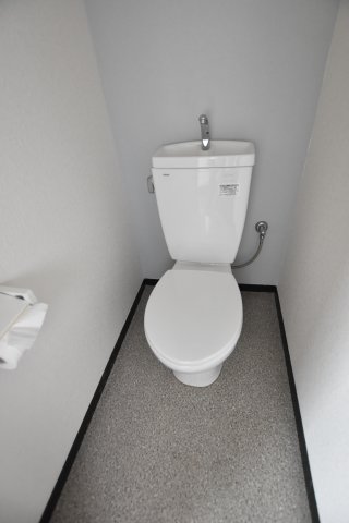 トイレ　同物件、別号室の参考写真です。