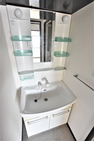 洗面設備　同物件、別号室の参考写真です。
