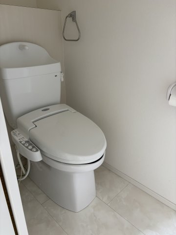 トイレ　※写真は205号室です。 相違する場合は現況を優先いたします