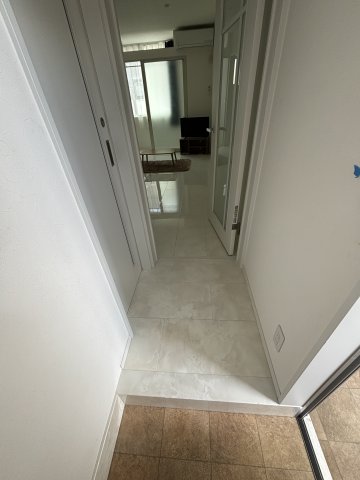 玄関　※写真は205号室です。 相違する場合は現況を優先いたします