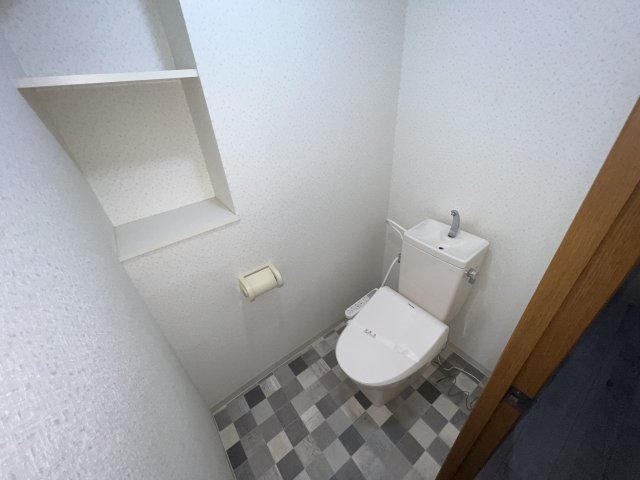 トイレ　収納棚付きのトイレ