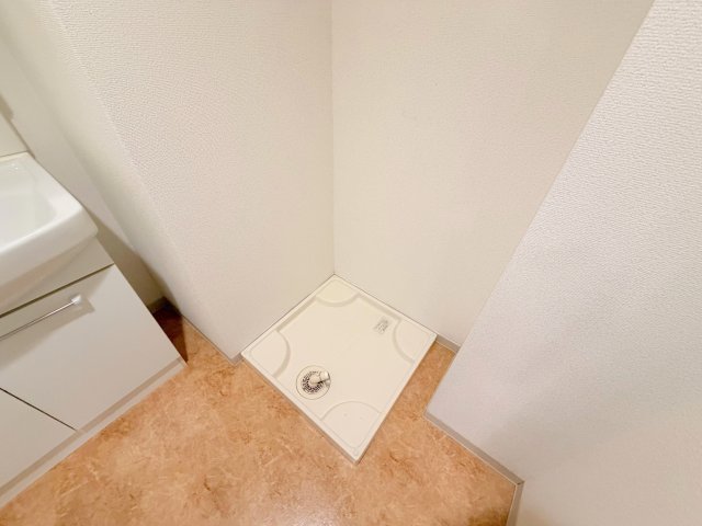 その他設備　嬉しい室内洗濯機置場。これで洗濯機も長持ちしますね。