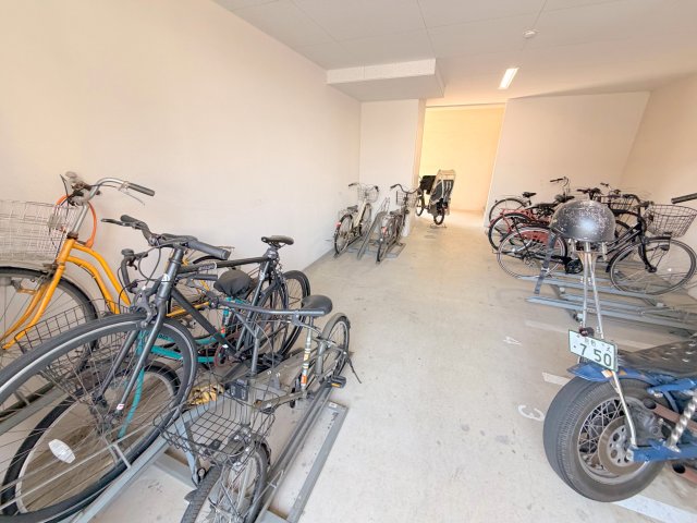駐車場　敷地内には入居者専用の駐輪スペースもあります。