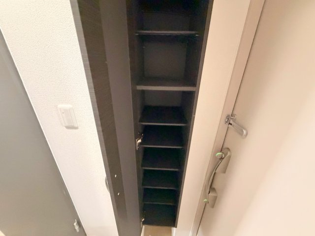 収納　玄関にはコンパクトなシューズボックスもあります。