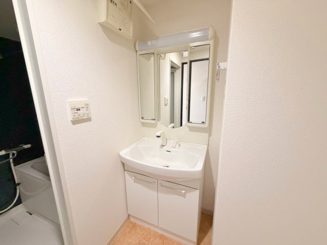 洗面設備　身支度が出来る独立洗面台です。