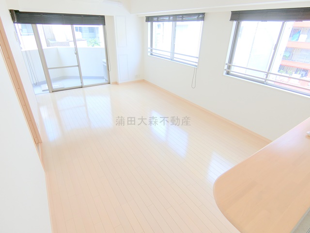 居室・リビング　南西角部屋の明るいLDK12.4帖　カウンターキッチンのリビ