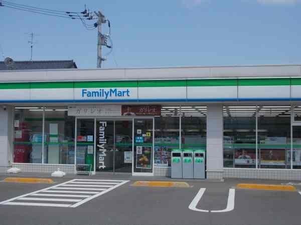 コンビニ　ファミリーマート（コンビニ）まで120m