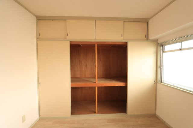 収納　※お写真は別部屋の参考写真で左右反転しております。