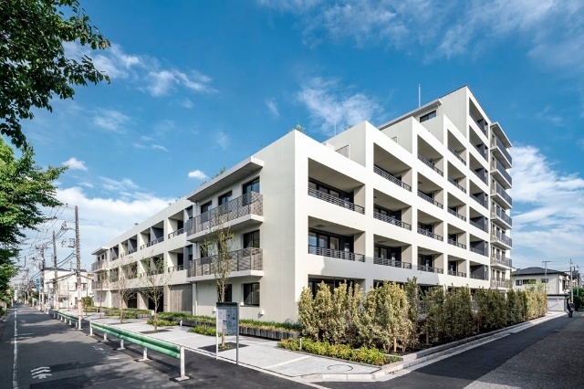 建物外観　免震構造の大型賃貸レジデンス