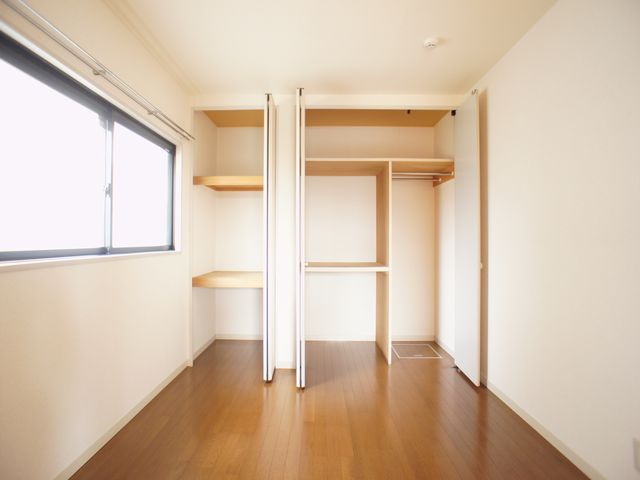 収納　北側洋間に充実収納が付いています
