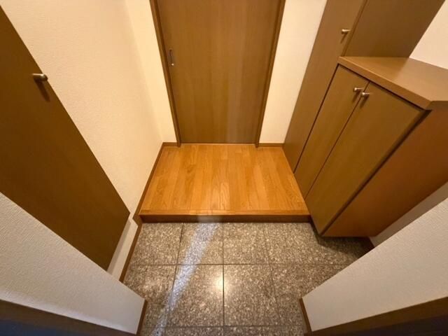 玄関　※別部屋参考写真