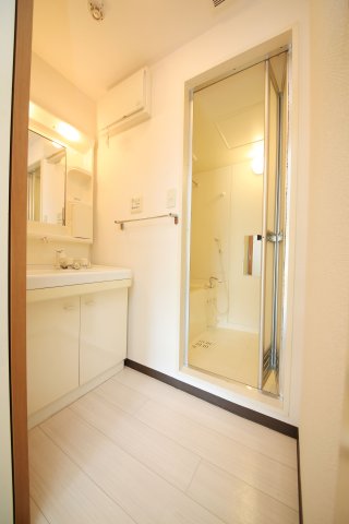 洗面設備　別部屋同間取りのお写真となります。参考にご覧くださいませ。