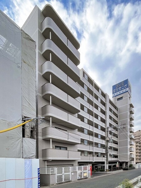 建物外観　白基調の明るい外観の物件です