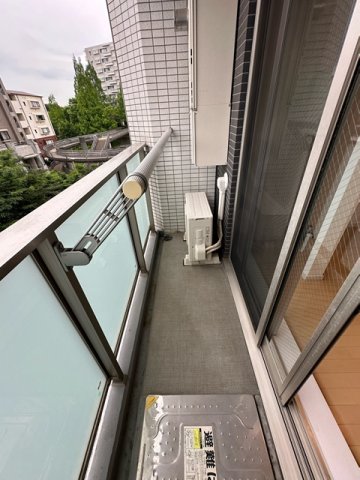 バルコニー　バルコニーは南東向きなので、晴れた日のお洗濯物は朝からよく乾