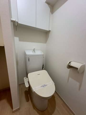 トイレ　トイレは温水洗浄便座付き！人気のバストイレ別です♪小物を置け