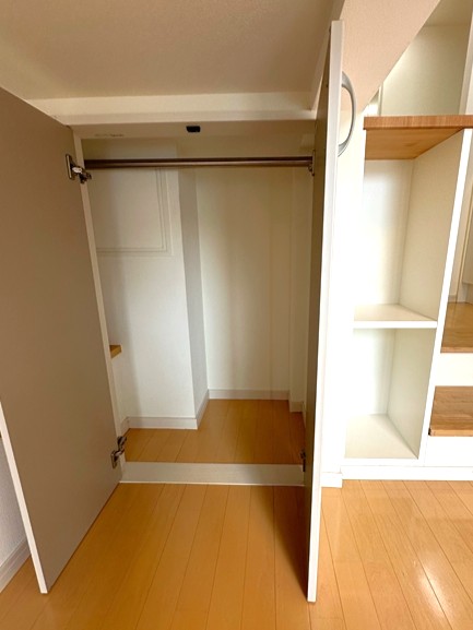 収納　洋室8帖のお部屋にあるクローゼットです♪大切なお洋服もしわに