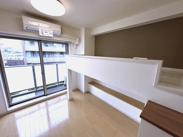 居室・リビング　南東向き洋室8帖☆バルコニーに繋がる角部屋です！エアコン付き