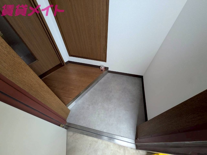 玄関　同建物別部屋写真です