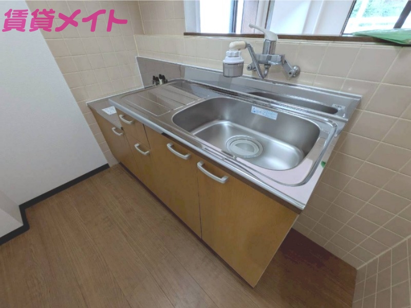 キッチン　同建物別部屋写真です