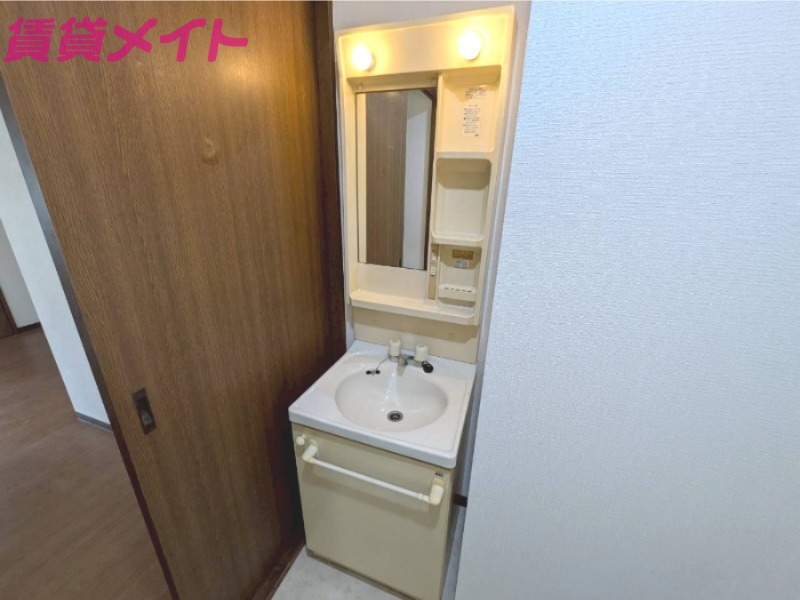 洗面設備　同建物別部屋写真です