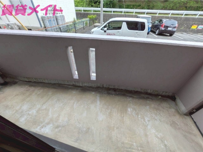 バルコニー　同建物別部屋写真です