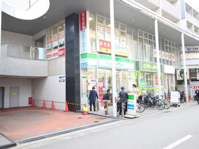 コンビニ　ファミリーマート甲東園駅前店（コンビニ）まで50m