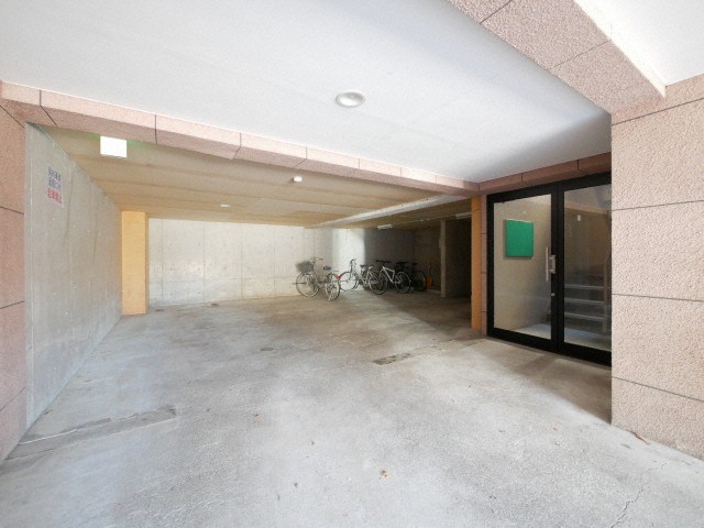 エントランス　屋内駐輪場完備♪
