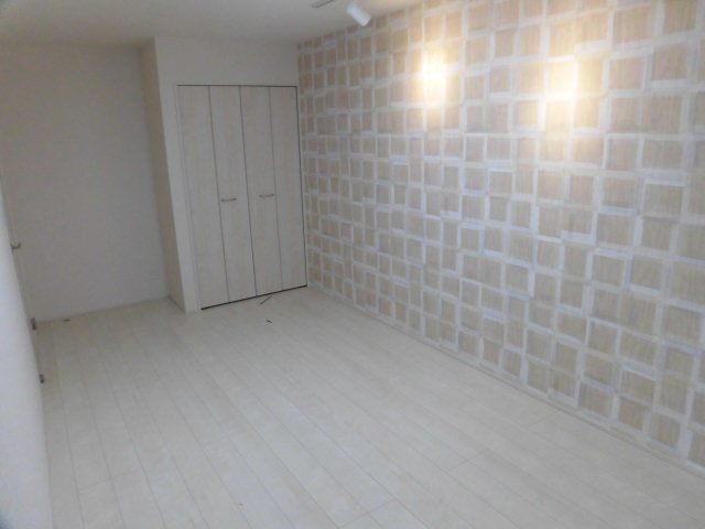 居室・リビング　壁紙のお洒落なお部屋です。