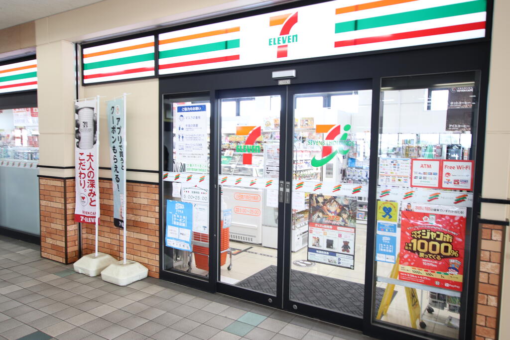 コンビニ　セブンイレブン小田急六会日大前店（コンビニ）まで218m