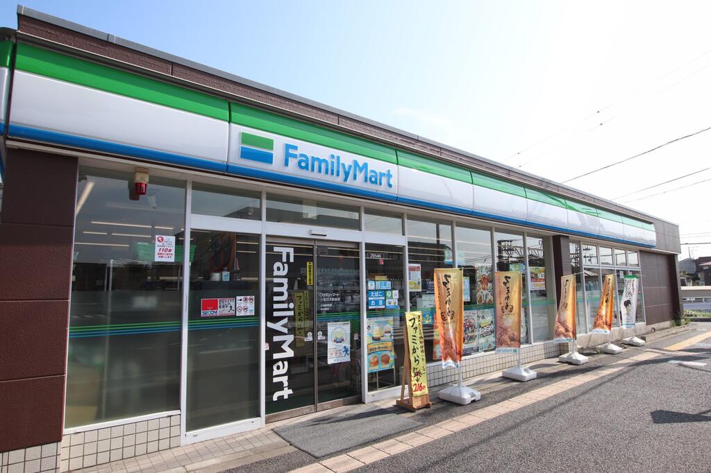 コンビニ　ファミリーマート六会日大駅前店（コンビニ）まで239m