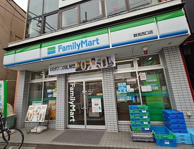 コンビニ　ファミリーマート鶴見西口店（コンビニ）まで217m