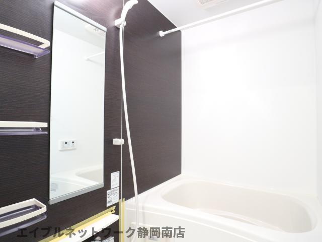 バス・シャワールーム　コンパクトで使いやすいお風呂です