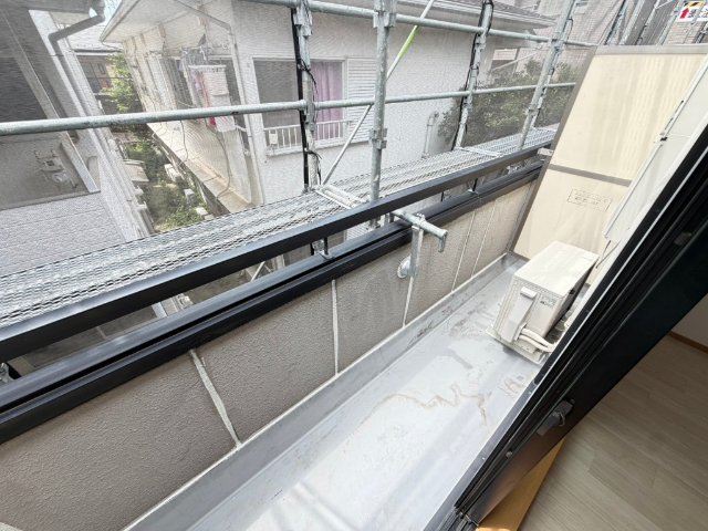 バルコニー　外壁塗装工事中