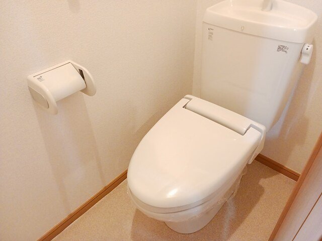 トイレ　落ち着いた色調のトイレです