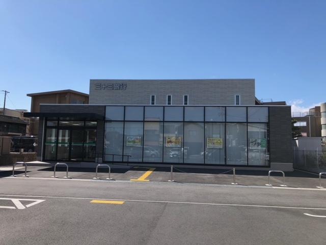 銀行　三十三銀行富田駅前支店（銀行）まで605m