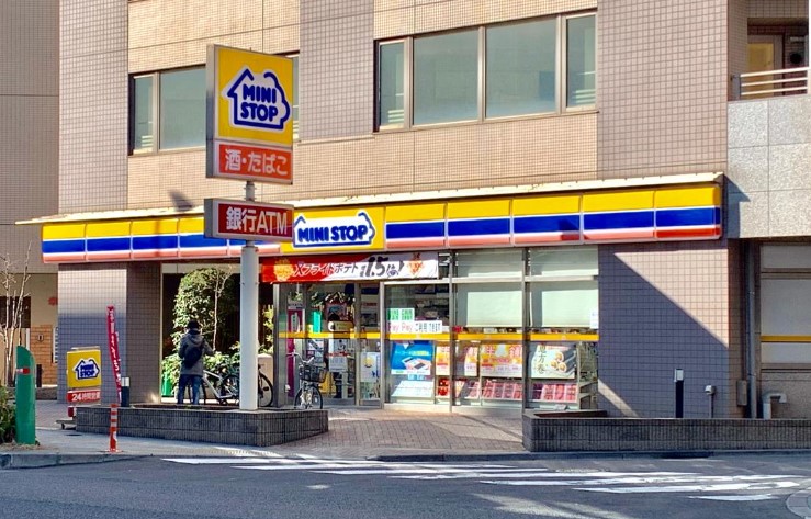 コンビニ　ミニストップ新大久保駅東口店（コンビニ）まで398m