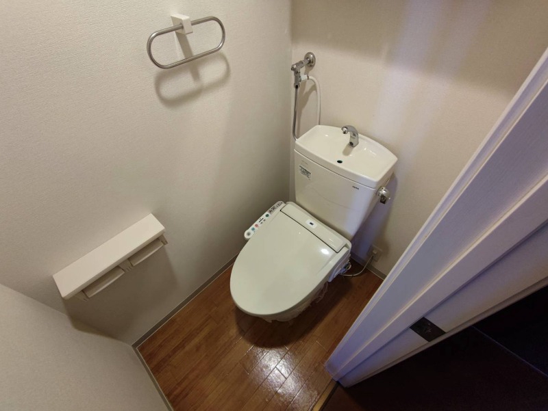 トイレ　ウォシュレット機能がついたトイレです。安心して使用できます。