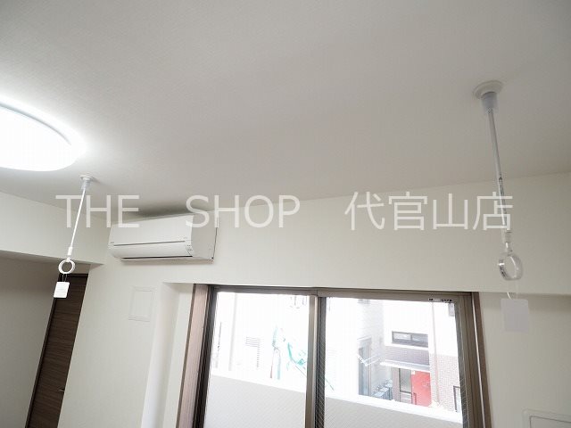 その他設備　便利な室内物干し竿フック付き