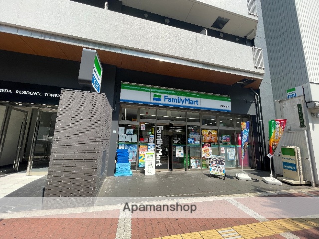 コンビニ　ファミリーマート（コンビニ）まで209m