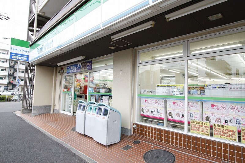 コンビニ　ファミリーマート川名駅前店（コンビニ）まで85m