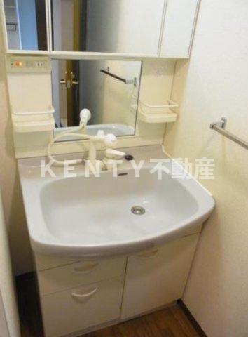 洗面設備　明るい洗面所です