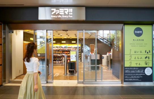 コンビニ　ファミリーマートザトウキョウタワーズSEA／S店（コンビニ）まで303m