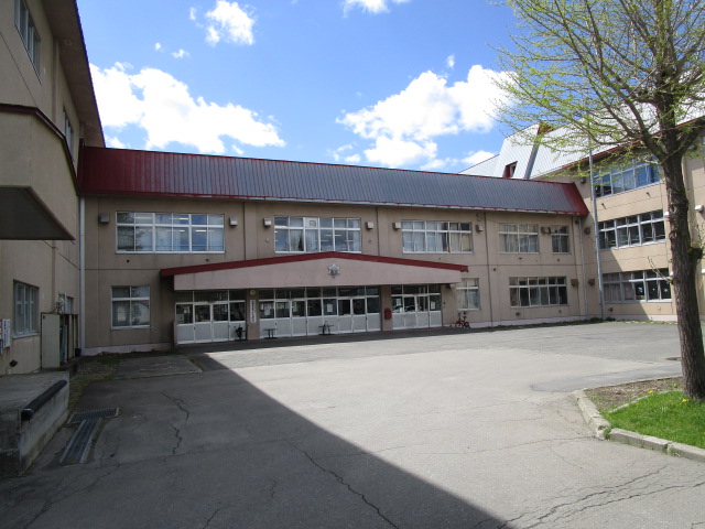 中学校　帯広第二中学校（中学校）まで735m