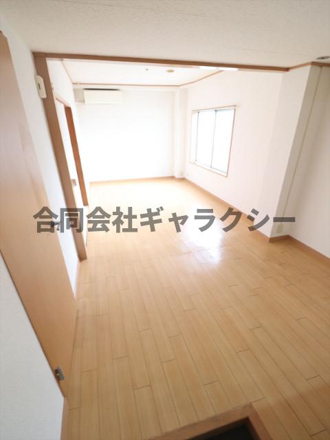 居室・リビング　明るいリビング