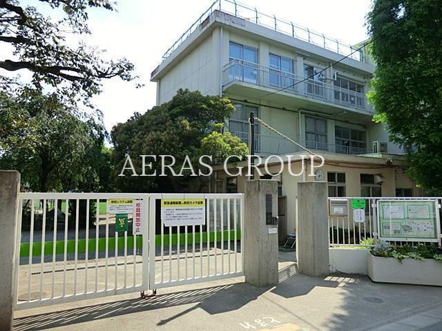 小学校　杉並区立新泉和泉小学校（小学校）まで906m
