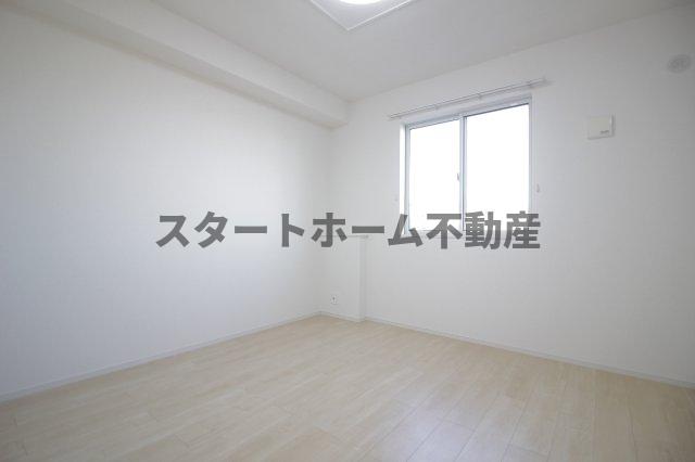 その他部屋・スペース　開放的な寝室です