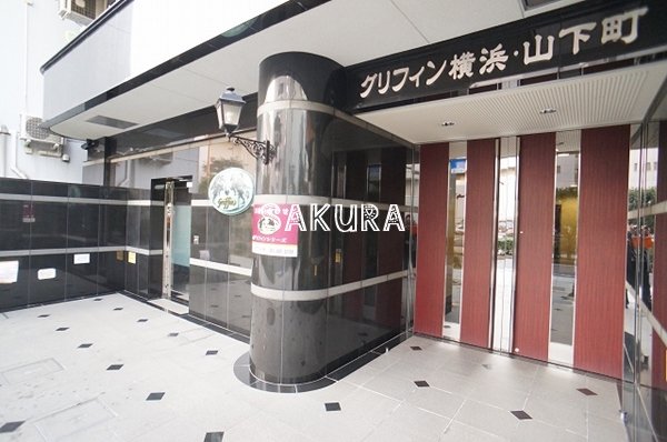 エントランス　重厚感のある建物デザイン♪