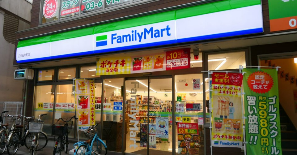 コンビニ　ファミリーマート 中央明石町店（コンビニ）まで82m