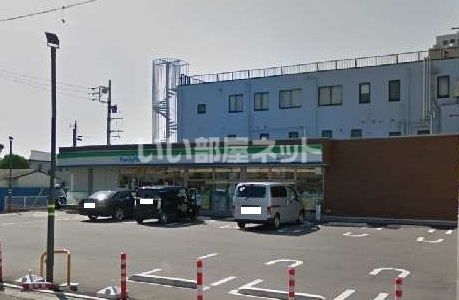 コンビニ　ファミリーマート 鴻巣加美店（コンビニ）まで738m