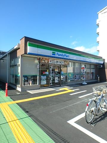 コンビニ　ファミリーマート（コンビニ）まで330m